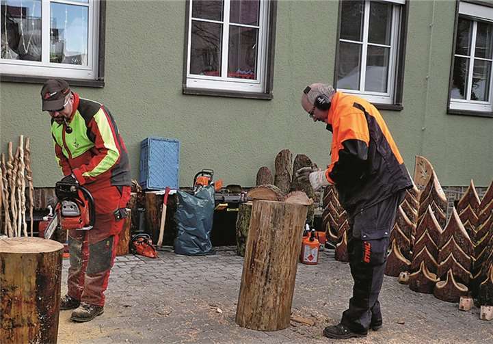 Mit der Motorsäge entstanden aus ganzen Baumstämmen teils geradezu filigrane Objekte.