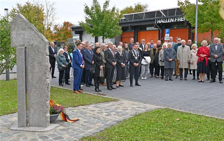 Mit der Nationalhymne am Denkmal für die Deutsche Einheit endet die Feierstunde, im Vordergrund von links: der künftige Bürgermeister Sven Schnieber, die stellvertretende Landrätin Notburga Kunert, der Bundestagsabgeordnete Dr. Norbert Röttgen, die Ehrenbürgerin Erika Meyer zu Drewer und Bürgermeister Holger Jung. Foto: Stadt Meckenheim