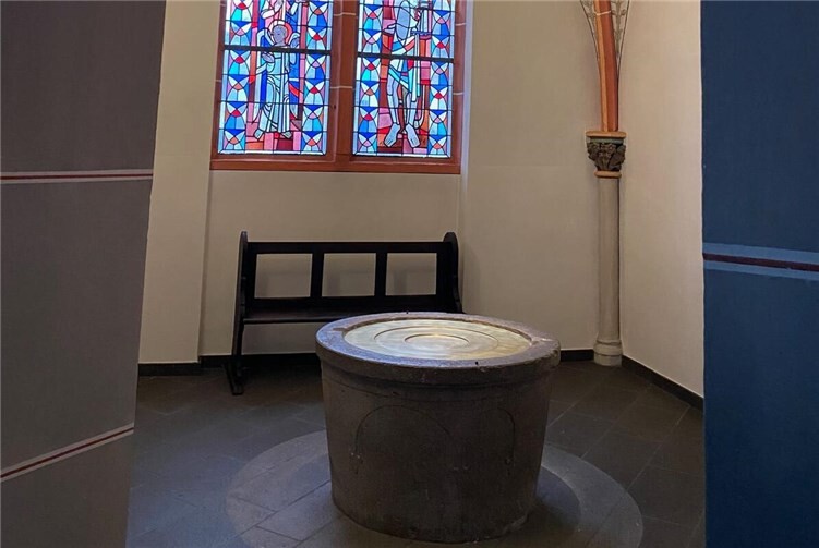 Mit der Neugestaltung des Taufsteins hat die St. Laurentius Kirche ein eindrucksvolles Zeichen des Glaubens und der Erneuerung erhalten. Fotos: privat