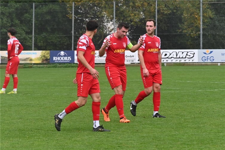 Mit der Niederlage für den TuS Mayen konnten sich Tim Krechel (rechts) und Kapitän Marcel Löhr (Mitte) nur schlecht anfreunden. Foto: SK