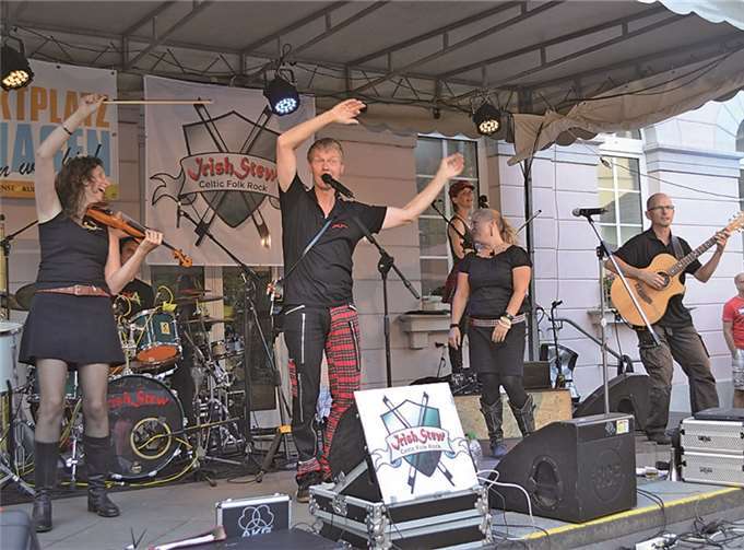 Mit der „Night of Irish Folk“ mit der Band Irish Stew aus Windeck wurde die Veranstaltungsreihe auf dem Remagener Marktplatz eröffnet.