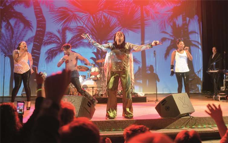 Mit der Original-Boney-M.-Leadsängerin Liz Mitchell erhielt ein Musikstar Einzug in der Kurstadt .FIX