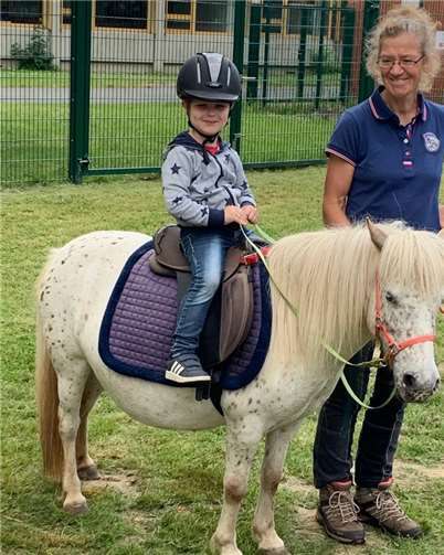 Mit der Reitschule „Bambini Pony Circle“ hatten Elternausschuss und Kindertagesstätte den Mädchen und Jungen ein besonderes Erlebnis geschenkt. Fotos: privat
