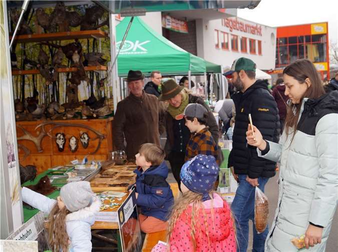 Mit der Rollenden Waldschule war der Hegering zusammen mit seinen Jagdhornbläsern beim Familien-Sonntag in Treis dabei.
