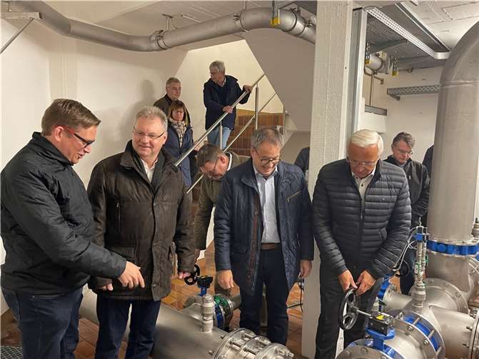 Mit der Sanierung des Hochbehälters in Willroth ist das ohnehin solide Fundament des Kreiswasserwerks weiter gestärkt worden. Unser Bild stammt von einer Besichtigung durch den zuständigen Ausschuss im vergangenen Jahr. Foto: Kreisverwaltung Neuwied