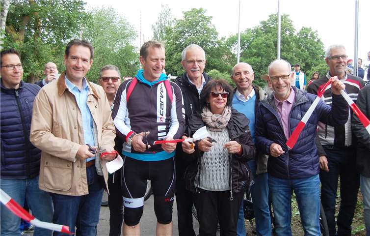 Mit der Schere bewaffnet (von links): Thomas Przybylla (Bürgermeister der Verbandsgemeinde Weißenthurm), Maximilian Mumm (Bürgermeister der Verbandsgemeinde Maifeld), Rita Hirsch (Ortsbürgermeisterin von Ochtendung) und Georg Hollmann, der ehemalige Bürgermeister der Verbandsgemeinde Weißenthurm, schneiden das rot-weiße Absperrband durch.Fotos: SK