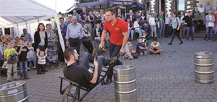 Mit der Schürreskarre über die Slalomstrecke. RÜ