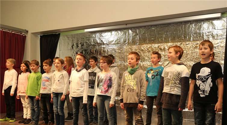 Mit der Schulhymne begrüßte die Klasse 5 c die Gäste beim Tag der offenen TürFotos: StF