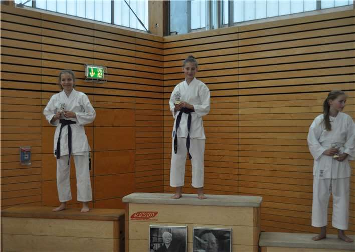 Mit der Siegerin Serafina Schneider und der Zweitplatzierten Flora Kürsten landeten im Kata gleich zwei Kämpferinnen des TV Remagen auf dem Siegerpodest.