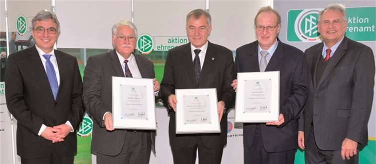 Mit der Silbernen Ehrennadel des DFB wurden Walter Desch (2.v.l.), Dirk Janotta (2.v.r.) und Bernd Münchgesang (M.) ausgezeichnet. Ministerpräsident Roger Lewentz (l.) und Dr. Hans-Dieter Drewitz, Vizepräsident des Deutschen Fußball-Bundes und Präsident des Südwestdeutschen Fußballverbandes, zählten zu den ersten Gratulanten. privat
