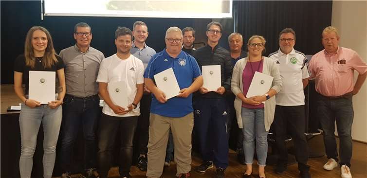 Mit der Silbernen bzw. Goldenen Ehrennadel wurden (v.l.) Sylvia Keller, Artur Welk, Tobias Scheiderich, Dominik Klein, Ralf Böhmer, Christopher Horst, Julian Kindsvater und Joachim Fuchs ausgezeichnet. Schiri-Chef Günter Gertmann (2.v.r.) und Kreisvorsitzender Guido Fuchs (r.) zeichneten sie aus.