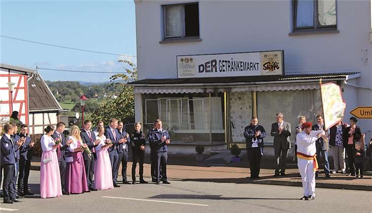 Mit der Sonne um die Wette strahlend verfolgte das Vettelschoßer Junggesellen-Königspaar das Fähndelschwenken, zu dem Fähnerich Markus Teuner angetreten war.