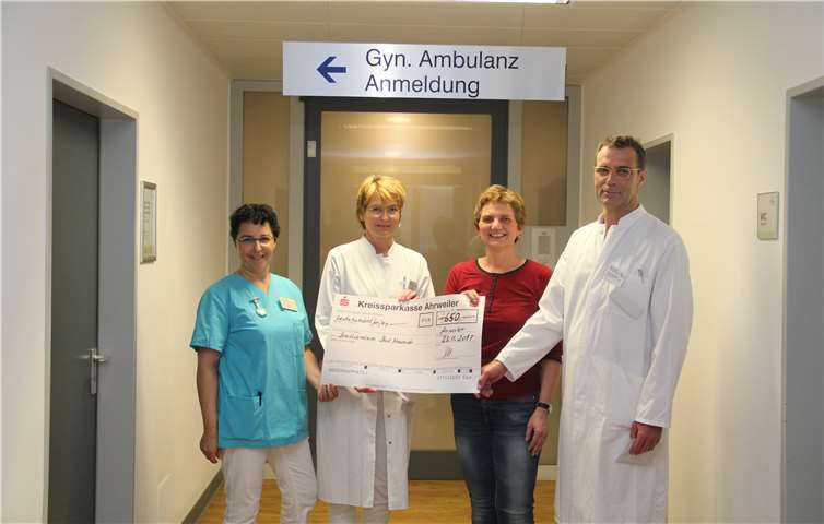Mit der Spendenaktion „Hefeschleife“ nahm die Bäckerei Schmitz im Oktober 650 Euro ein und spendete diese zugunsten des Brustzentrums des Marienhaus Klinikums im Kreis Ahrweiler. Über das Engagement von Petra Schmitz (2. v. r.) freuen sich ganz besonders Chefarzt Dr. Josef Spanier (r.) und sein Team. Claudia Häfner