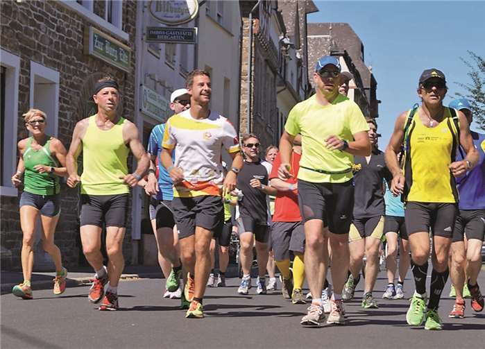 Mit der Spendendose vorweg, traf diese Gruppe pünktlich in Moselkern ein. Obst, Wasser, Tee, kleine Snacks und salzhaltige Getränke hielt das Helferteam beim 12. Hospizlauf unter schattigen Bäumen bei Moselkern bereit.TT