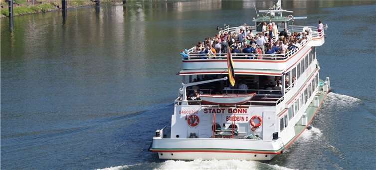 Mit der „Stadt Bonn“ ging die Fronleichnams-Prozession von Treis nach Karden über die Mosel.