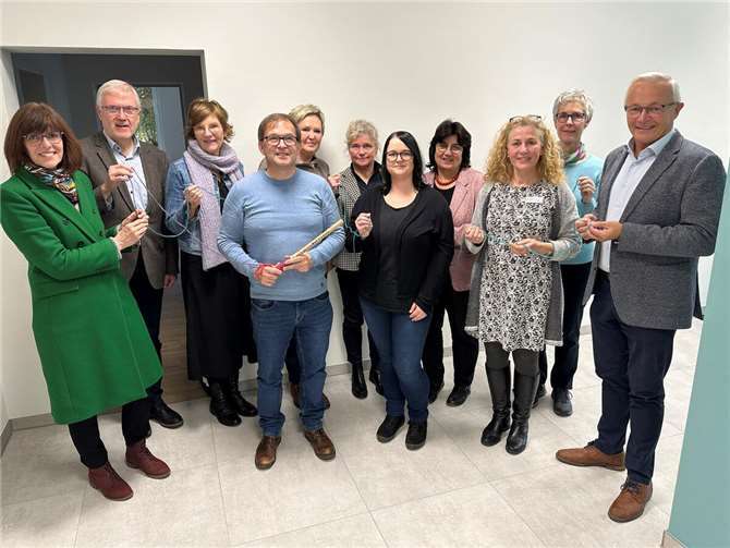 Mit der Steuerungsgruppe des Palliativnetzwerks Neuwied traf sich kürzlich Landrat Achim Hallerbach zum Austausch. Es herrschte Übereinstimmung, dass die Thematik aus der Tabuzone in den Blick der Öffentlichkeit gehört. Die dazu nötige Netzwerkbildung setzte die Runde symbolisch in Szene.  Foto: Thomas Herschbach