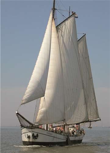 Mit der ‚Tijdgeest’ geht's im Oktober auf Abenteuerreise. privat