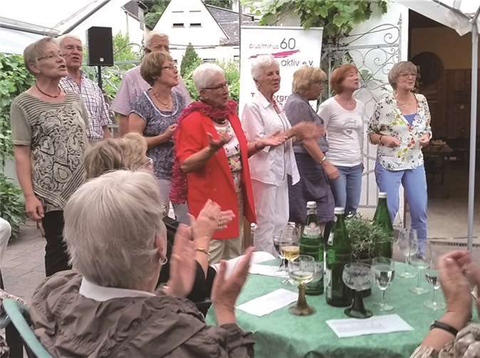 Mit der Truppe von „Junges Gemüse“ tourt Ilona von Assel (r.) durch die Heimatregion. BS