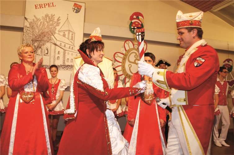 Mit der Übergabe der Narrenpritsch legte der Uwe Kochems die Narrenherrschaft in die Hände der Prinzessin.DL