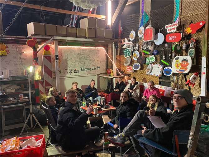 Mit der Übergabe der Schlüssel des Lokschuppens in Engers beginnen nun offiziell die ersten Vorbereitungen zum Kirchweihfest 2023.  Foto: privat