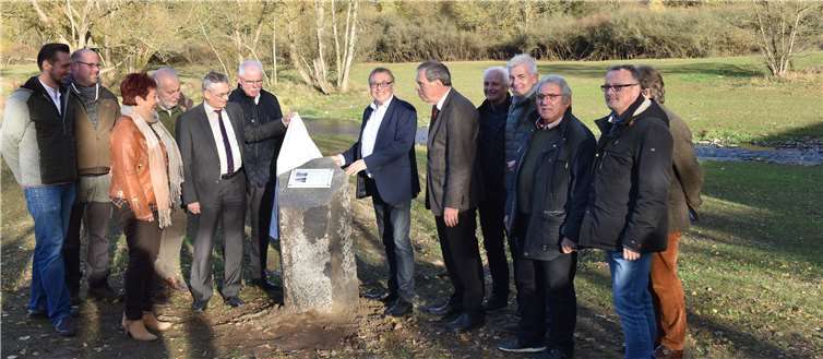 Mit der Übergabe des Abnahmebescheides und der Enthüllung einer Tafel in Liers haben Landrat Dr. Jürgen Pföhler, Vertreter von Liers, Kreuzberg, Altenburg und Dernau und der SGD Nord das Projekt „Renaturierung von Auenbereichen der Mittelahr“ offiziell abgeschlossen.Foto: Gausmann/KV Ahrweiler