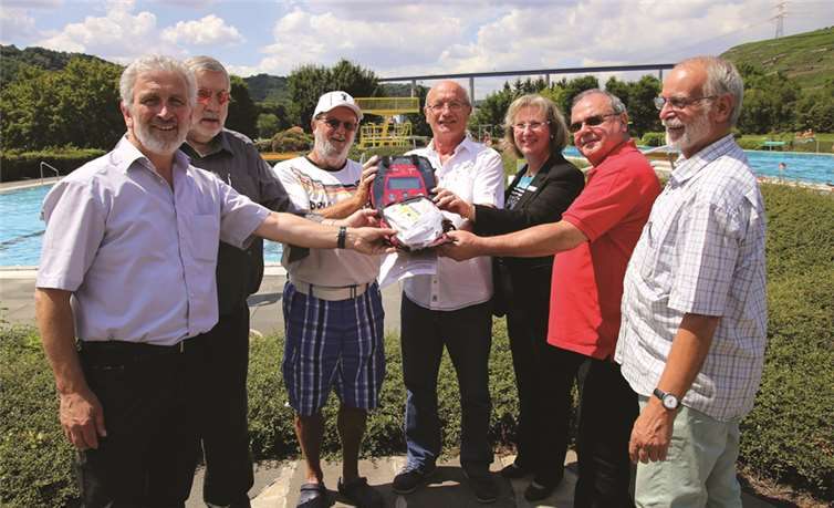 Mit der Übergabe des Defibrillators ist gewährleistet, dass  im Ernstfall schnell Hilfe im Fall eines Herzstillstandes geleistet werden kann. EP