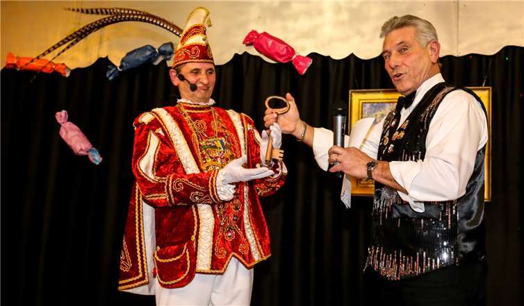 Mit der Übergabe des Schlüssels hat das Prinzenpaar bis zum Ende des Karneval das Sagen in Burgen.