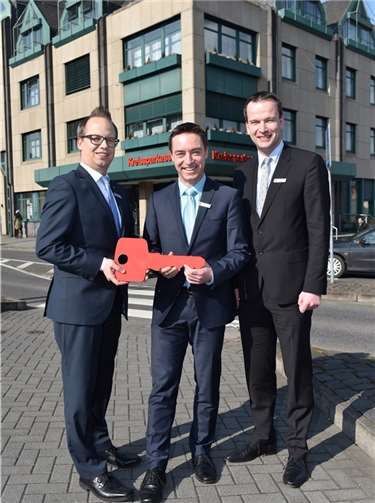Mit der Übergabe des symbolischen Schlüssels übernimmt Norbert Tullius nun die Funktion des Filialdirektors in Andernach. KSK Mayen