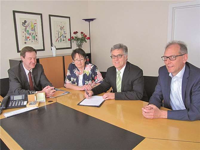Mit der Unterschrift von Bürgermeister Wolfgang Kroeger (2.v.r.) hat die Koisdorfer Immobilie den Besitzer gewechselt. Anwesend waren bei der Vertragsunterzeichnung auch Ortsvorsteher Karl-Heinz Arzdorf (r.) sowie die Beigeordnete Charlotte Hager und Notar Dr. Anton Vomweg.privat