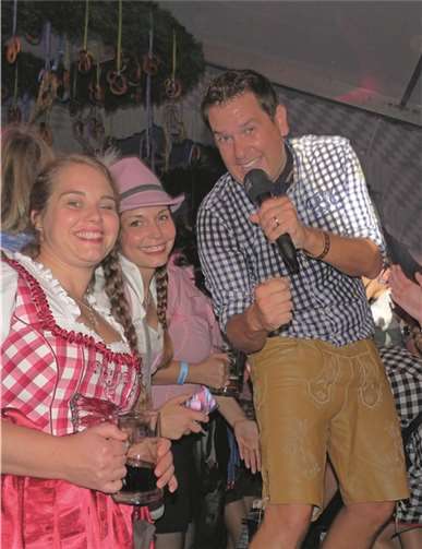 Mit der Unterstützung des völlig aus Rand und Band geratenen Publikums rockte Peter Wackel das Festzelt bis die Planen wackelten.