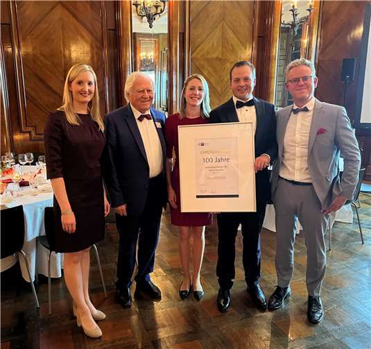 Mit der Urkunde der IHK gratuliert Regionalgeschäftsführerin Kristina Kutting Erwin Hassel, Maren Hassel-Kirsche, Cornelius Kirsche und Wolfgang Pitzen zum 100-jährigen Bestehen der AG für Steinindustrie.Foto: privat