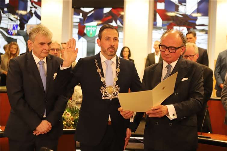 Mit der Vereidigung von Christian Greiner durch seinen Amtsvorgänger Achim Hütten, wurde gerstern Abend Andernachs neuer Oberbürgermeister eingeführt. Foto: WAMFO.DE