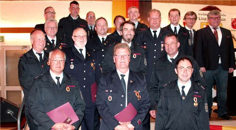 Mit der Verleihung der Silbernen und der Goldenen Feuerwehr-Ehrenzeichen endete am der offizielle Teil des Feuerwehrtags der Verbandsgemeinde Linz. DL