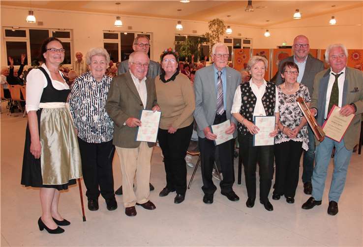 Mit der Verleihung des Wanderpokals „Goldener Spaten“ an Hans Fischerkoesen, mit dem sich vor allen Erntekönigin Gisela Führ freute, hatte das traditionelle Erntedankfest des Obst- und Gartenbauvereins Rheinbreitbach am Samstagabend seinen Höhepunkt erreicht. DL