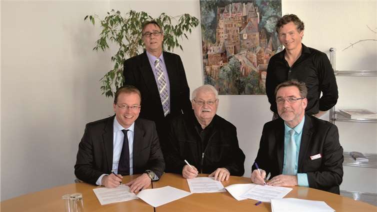 Mit der Vertragsunterzeichnung durch (v.l.) Verbandsbürgermeister Jörg Lempertz, Pfarrer Helmut Schmidt, Vorsitzender des Caritasverbandes, und Caritas-Geschäftsführer Werner Steffens starten Verbandsgemeinde Mendig und Caritasverband Rhein-Mosel-Ahr e.V. ihre Zusammenarbeit im Bereich Schulsozialarbeit. Am Treffen im Mehrgenerationenhaus St. Matthias in Mayen waren auch (stehend, v.l.) Otmar Schüller, Fachbereichsleiter „Familie, Schulen, Ordnung und Soziales“ in der Verbandsgemeinde Mendig und Caritas-Mitarbeiter Bernhard Gödert beteiligt. Privat