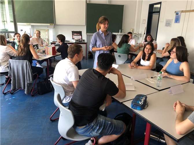 Mit der Verwaltungsklasse von Manuela Altenkamp nimmt die erste Berufsschule am Kreisprojekt „Mehr Frauen und junge Leute in die Räte!“ von Dorothee Milles-Ostermann und Theresa Lambrich teil. Mit Gabriele Laschet-Einig, Stefanie Muno-Meier und Melanie Scheeben standen drei aktive Kommunalpolitikerinnen der Klasse Rede und Antwort. Quelle: Rhein-Lahn-Kreis