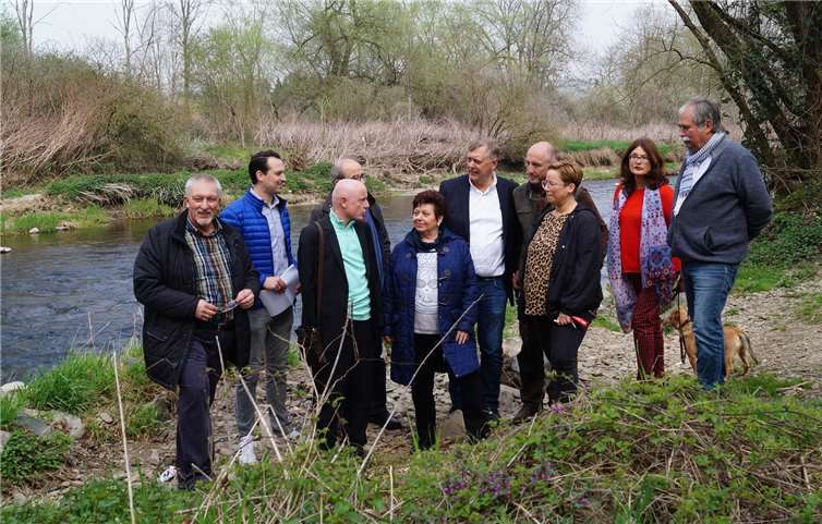 Mit der Vizepräsidentin der SGD-Nord, Nicole Morsblech (3. v. r.) diskutierten die Liberalen über die Möglichkeiten, die Ahr durch ein Beweidungsprojekt und durch Naturstege aufzuwerten (v. r.): Volker Thormann, Brigitte Schmickler, Dominik Graf Spee, Rolf Deissler, Doris Herminghaus, Matthias Bertram, Ulrich van Bebber, Martin Thormann und Dirk Herminghaus.