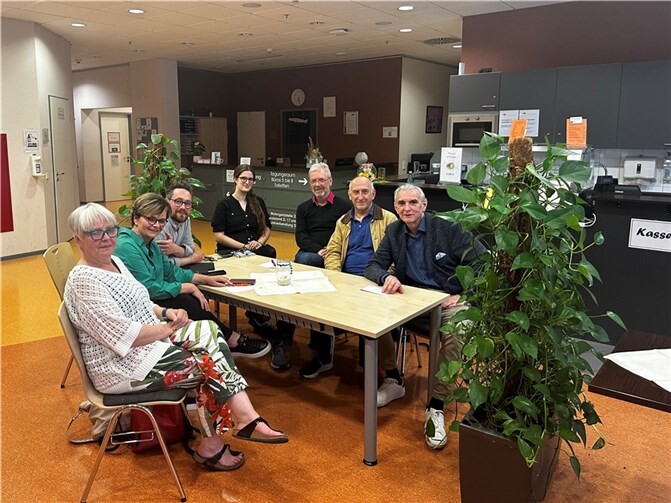 Mit der Vorbereitung des Jubiläums beschäftigte sich die Fairtrade-Steuerungsgruppe (v.l. Lisa Lenz, Ulrike Lihnsen, Johannes Lewenberg, Mona Maar, Peter Schmitz, Hans-Georg Hansen, Bürgermeister Claus Peitz). Foto: privat