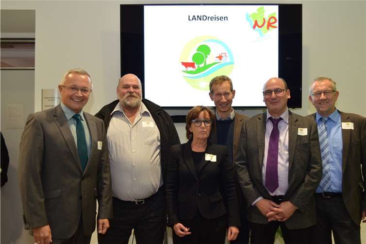 Mit der Vortragsveranstaltung „Die Schlacht um die Scholle“ ist die Kreisverwaltung Neuwied als „Untere Landwirtschaftsbehörde“ in ihre neue Veranstaltungsreihe „LANDreisen“ gestartet. „Damit wollen wir die Herausforderungen und Chancen der regionalen landwirtschaftlichen Produktion für Landwirte, Verbraucher und kommunale Entscheider aus verschiedenen Perspektiven beleuchten und transparent darstellen“, erklärte Achim Hallerbach, 1. Kreisbeigeordneter des Landkreises Neuwied und Initiator der Veranstaltungsreihe.privat