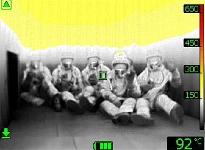 Mit der Wärmebildkamera können unter anderem Personen in brennenden und verrauchten Objekten schneller lokalisiert werden.