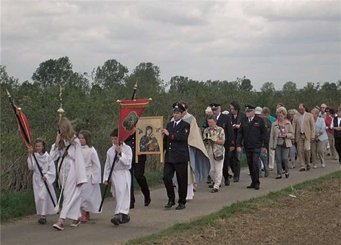 Mit der Wallfahrt von Ollheim zur Mömerzheimer Kapelle wurde die Marienoktav offiziell eröffnet. privat