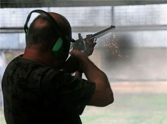 Mit der Winchester Rifle, 5 Schuss auf die Scheibe.