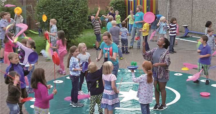 Mit der Zirkusschule "Reinspaziert", zu Gast beim Schulfest in Adendorf, konnten die kleinen Besucher Jonglage und akrobatische Techniken ausprobieren. privat