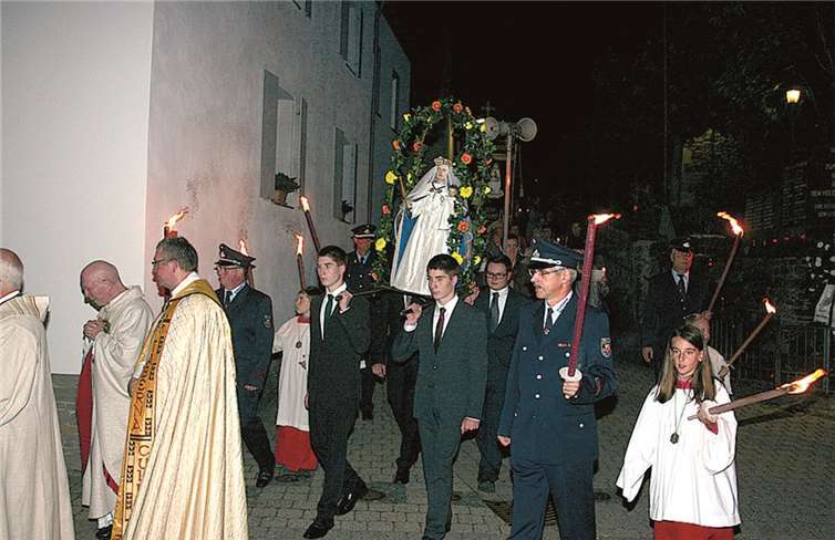 Mit der abendlichen Lichterprozession endete auch in diesem Jahr wieder die Wallfahrt der Merten-Trippelsdorfer Marien-Bruderschaft am 13. September zum Gnadenbild der „Muttergottes vom Siege“ in Waldorf. -WK-