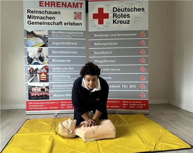 Mit der einfachen Leitformel für die Reanimation „Prüfen. Rufen. Drücken.“ können Personen helfen: Prüfen: Keine Reaktion? Keine oder keine normale Atmung? Rufen: Den Notruf 112 wählen. Drücken: Herzdruckmassage. Fest und schnell 5 bis 6 Zentimeter tief in der Mitte des Brustkorbs 100- bis 120-mal pro Minute drücken. Nicht aufhören, bis Hilfe eintrifft.  Foto: