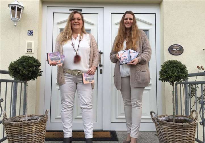Mit der frisch produzierten Jubiläums-CD und der DVD des Konzertes „Rock my soul“ sorgt pianoforte für einen musikalischen Hochgenuss im heimischen Wohnzimmer. Tanja Steffen (links) und Jennifer Becker (rechts) sind für die Öffentlichkeitsarbeit von pianoforte verantwortlich.