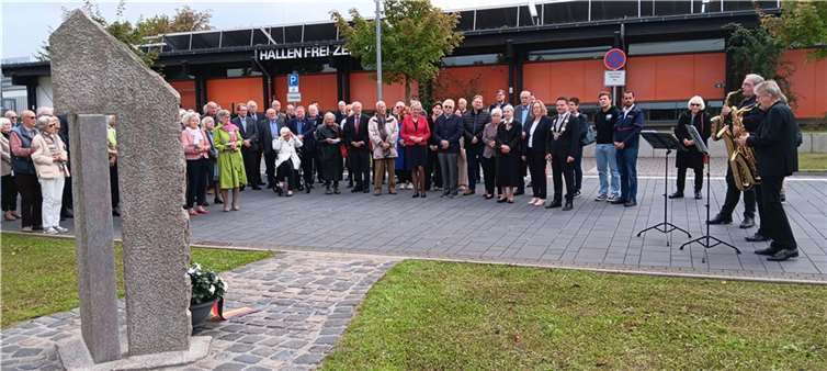 Mit der gemeinsam gesungenen Nationalhymne am Denkmal für die Deutsche Einheit vor dem Rathaus endete die Feierstunde der Stadt Meckenheim zum Tag der Deutschen Einheit. Foto: Stadt Meckenheim