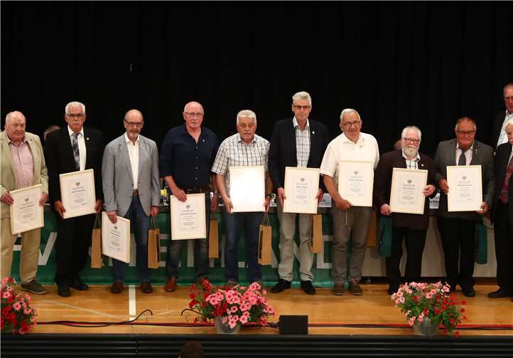 Mit der goldenen Ehrennadel des FV Rheinlandes wurden an diesem Nachmittag gleich zehn Ehemalige geehrt: Günter Hübinger (SV Niederelbert), Bernd Schneider (VfB Wissen), Walter Merten (DJK Baar), Hans-Josef Probst (TuS Rhens), Rolf Dietrich (SV Diez-Freiendiez) , Heinz Salzer (FC Alpenrood), Walter Heinzen (SV Grün-Weiß Müden), Josef Scholtes (DJK Utscheid), Herbert Gerstel (Spfr.Thalfang), Walter Desch (v. li.).