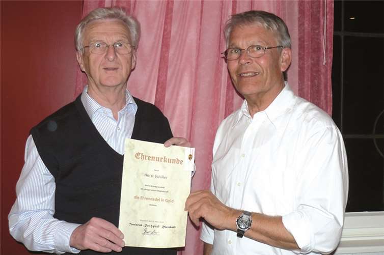 Mit der goldenen Ehrennadel des TC Rot-Weiß Rheinbach wurde Horst Schiller (li.) vom Vorsitzenden Dr. Horst Lutter ausgezeichnet. privat