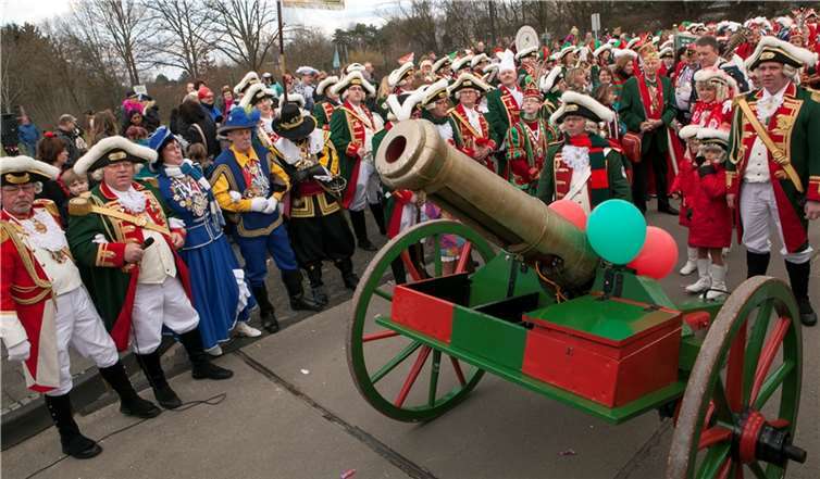 Mit der großen Böllerkanone schossen die Rheinbacher Karnevalisten das Tor der Tomburg-Kaserne sturmreif bei der 48. Auflage des Rheinbacher Kasernensturm. 